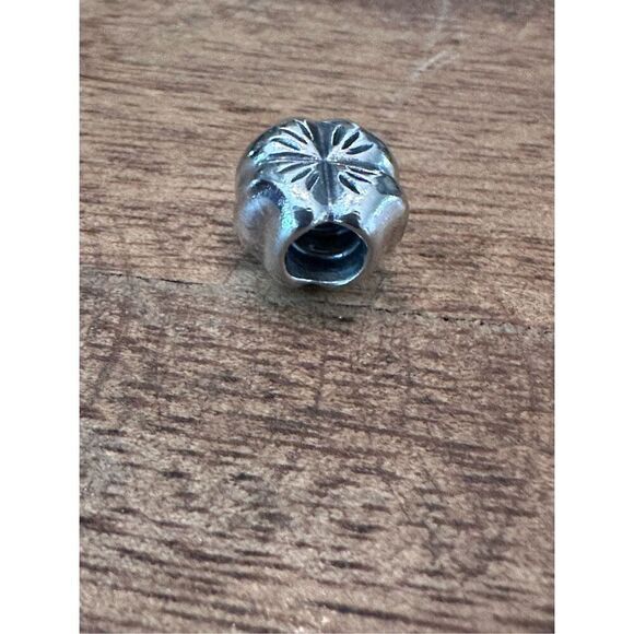 Retired Pandora 4 leaf clover charm - Picture 4 of 6